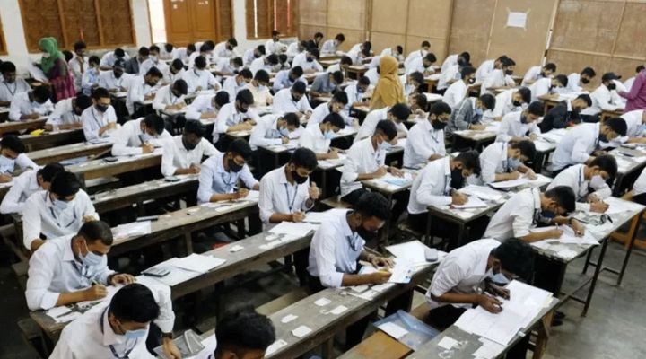 গত বছরের প্রশ্নপত্রে পরীক্ষা, দুই কক্ষ পরিদর্শক ও কেন্দ্র সচিবকে অব্যাহতি